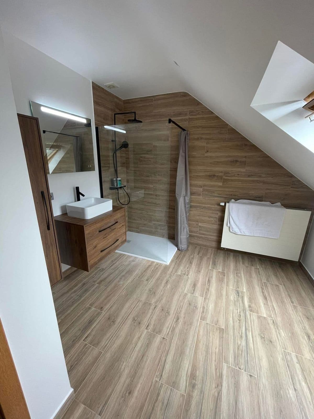 Aménagement de combles avec parquet réalisé par Xhoni Lux Bat