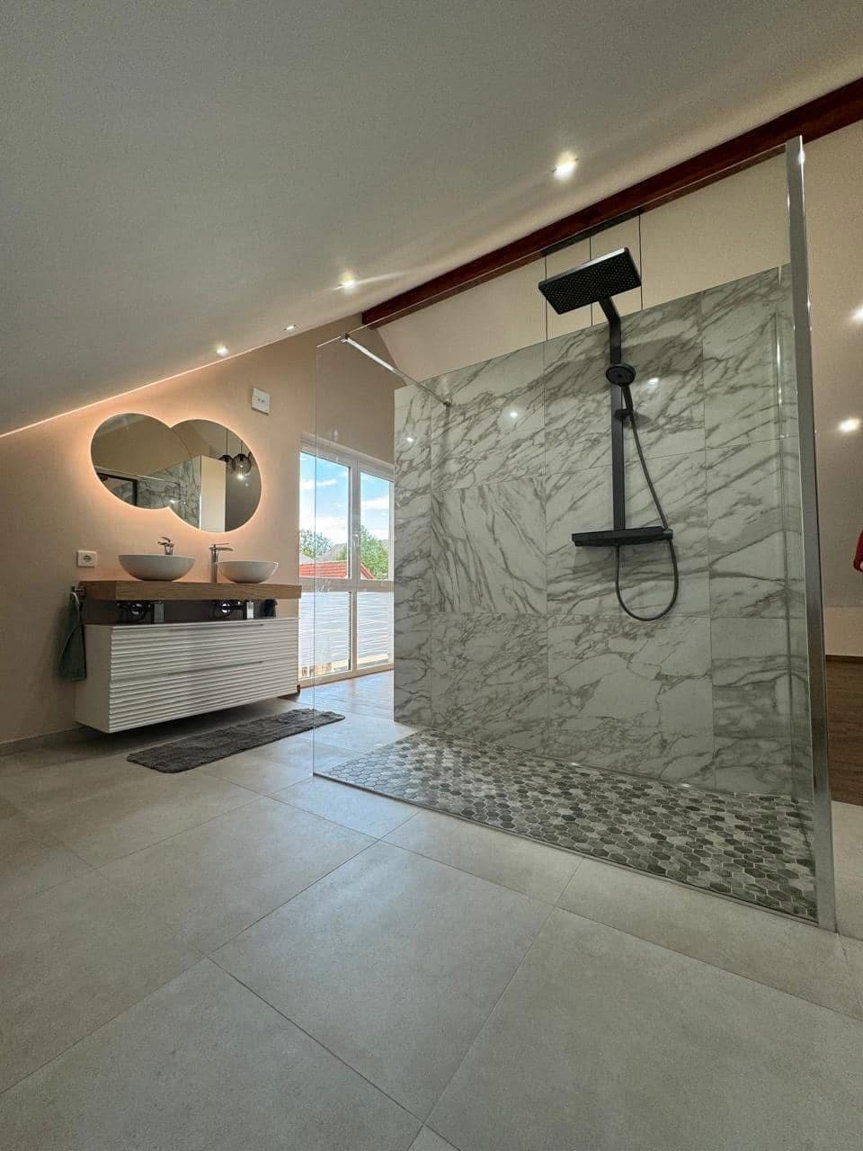 Salle de bain sous combles, marbre et double vasque