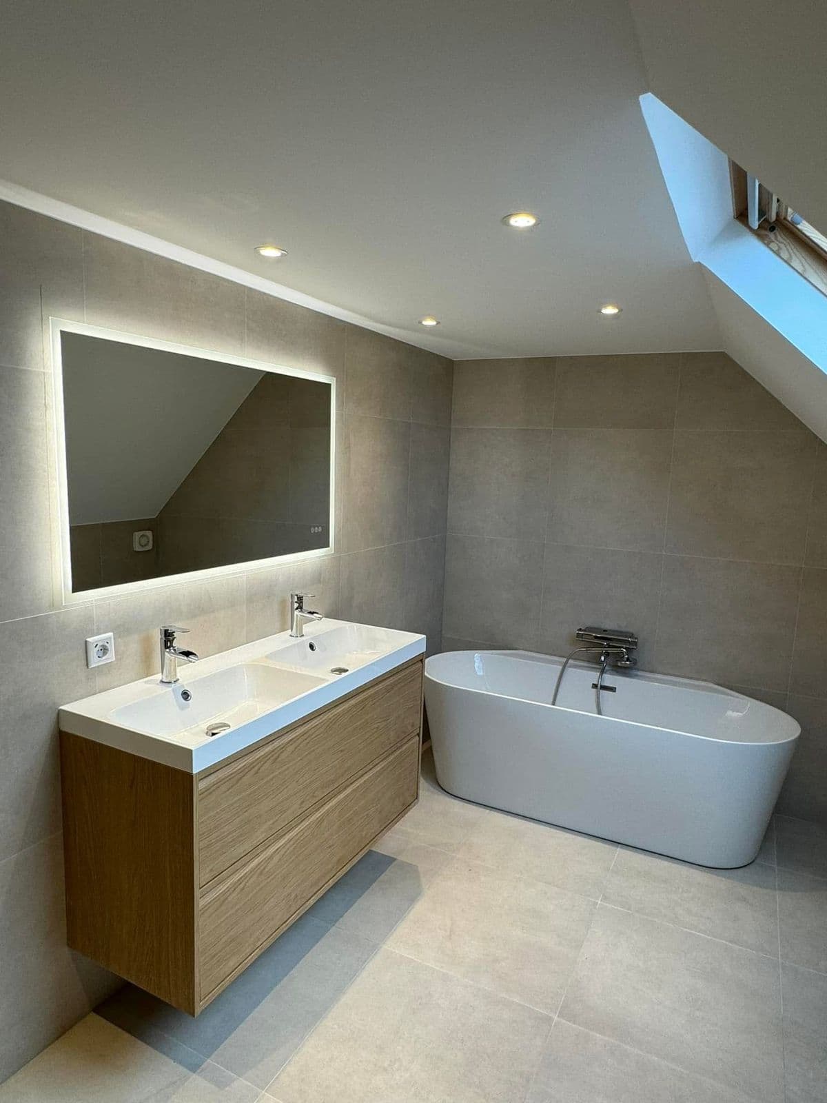 Salle de bain avec baignoire et douche à l'italienne